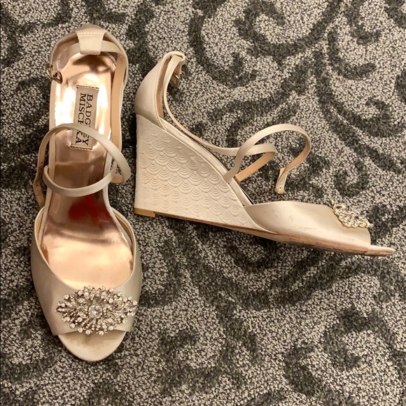 Gorgeous Badgley Mischka Cream Satin Wedge - Picture 8 of 8